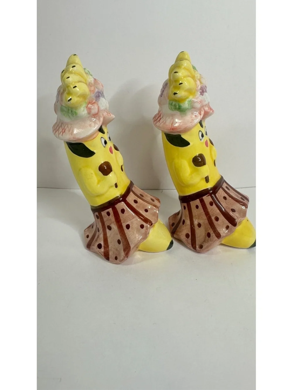 Vtg Dancing Bananas Salt & Pepper Shakers Anthropomorphic Fruit Hat Hula Kitschy